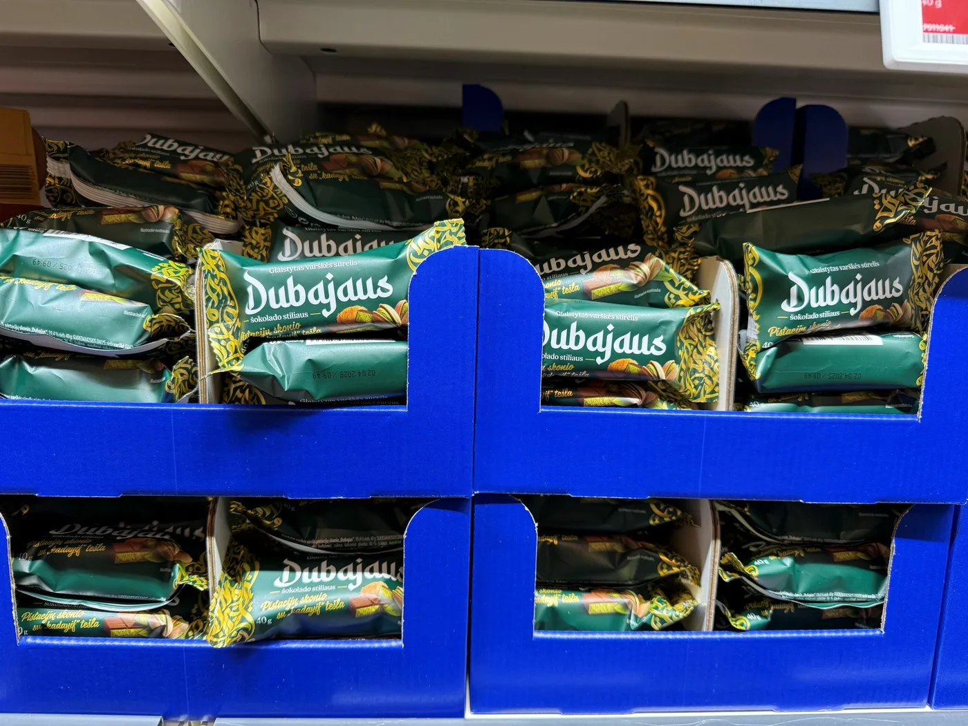 Dubajaus šokolado stiliaus varškės sūreliai prekybos tinklo lentynoje