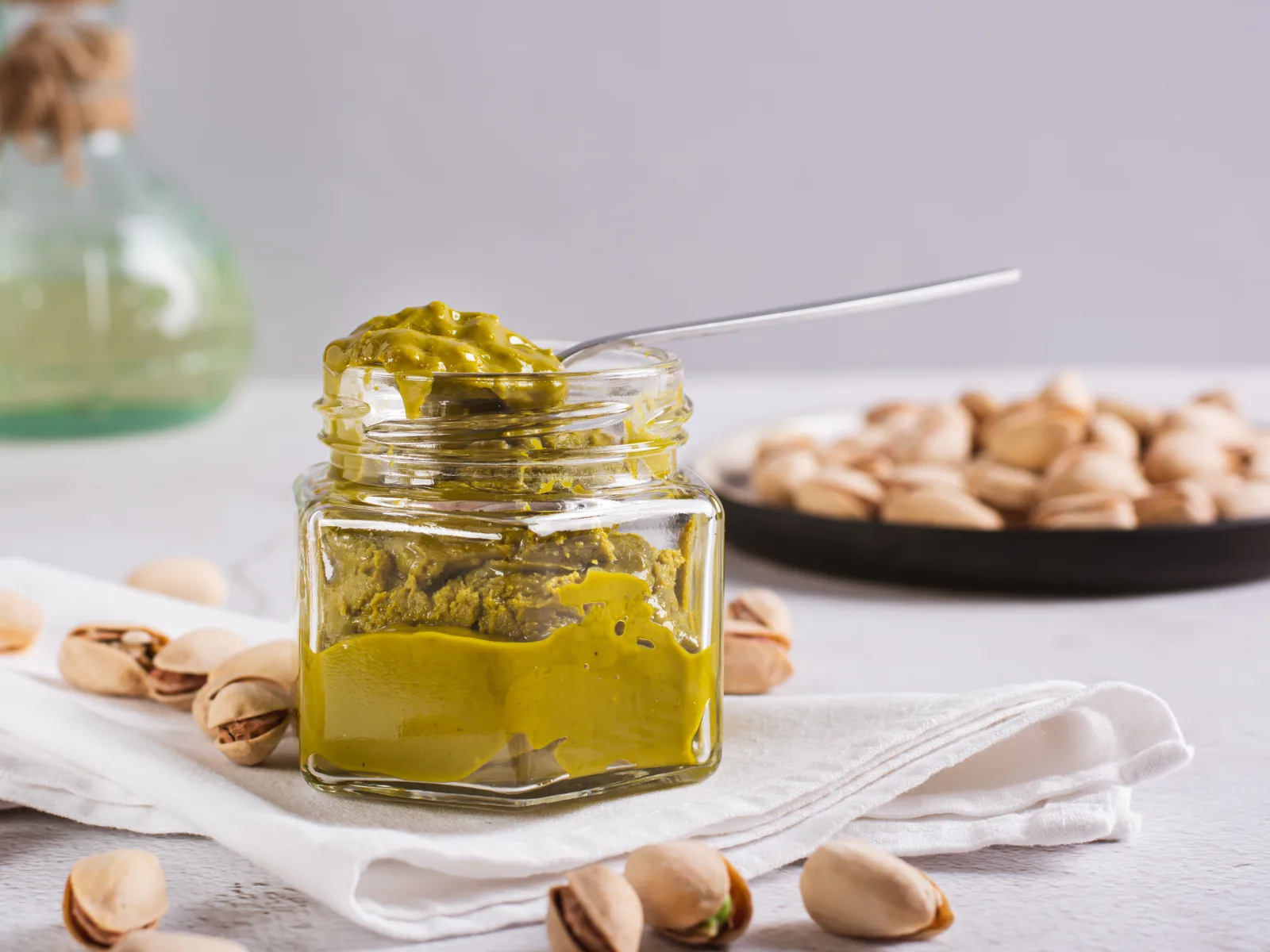 Pistacijų pasta stiklainyje ir pistacijos – Dubajaus šokolado stiliaus sūrelio įdaro žaliava